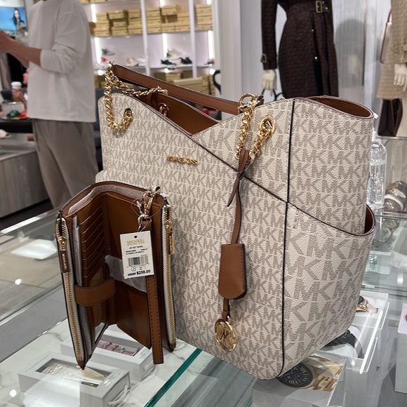 MICHAEL KORS LARGE X CHAIN SHOULDER TOTE 
& 
LARGE DOUBLE ZIP WALLET WRISTLET - Picture 8 of 16